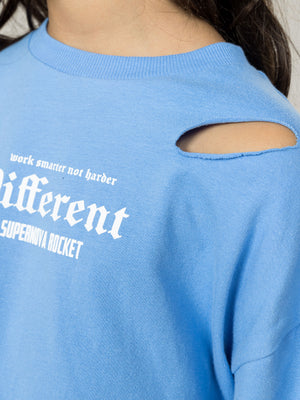 טישרט DIFFERENT במראה קאט אאוט