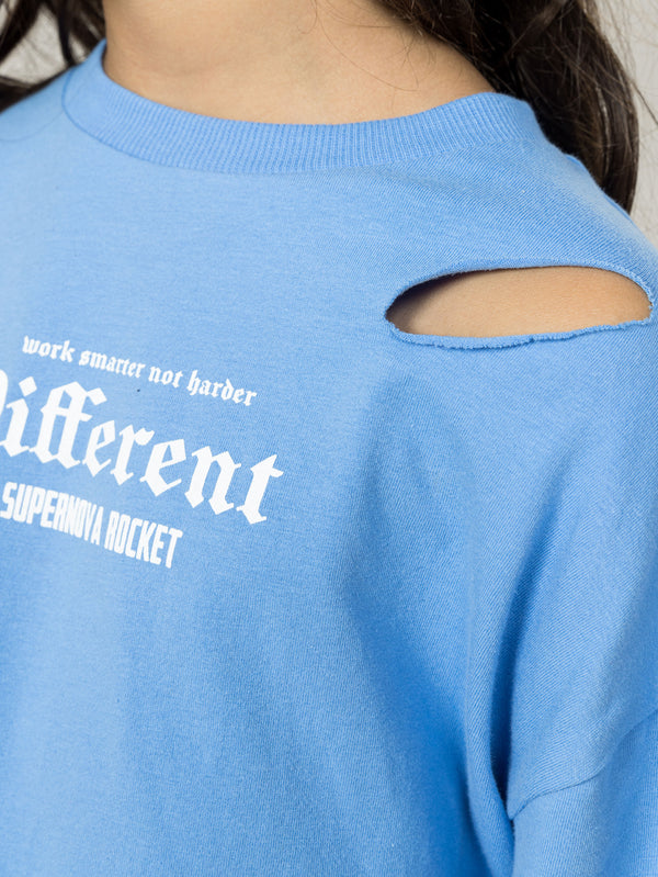 טישרט DIFFERENT במראה קאט אאוט