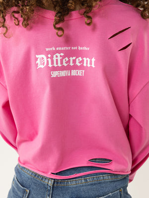 טישרט DIFFERENT במראה קאט אאוט